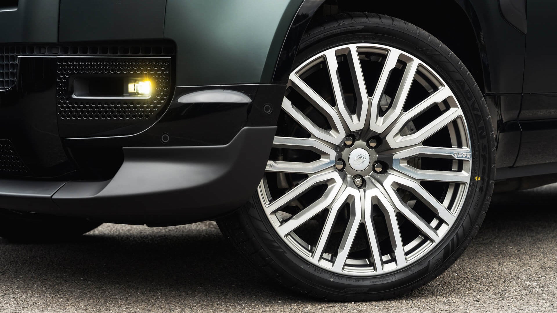 KAHN wheel and exterior detail