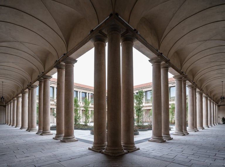 Portrait Milano colonnade